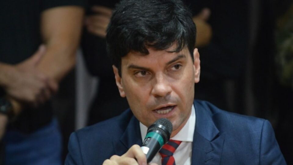 Quem é o ex-delegado-geral de SC investigado no caso do cão Orelha?