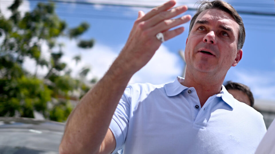 PT processa Flávio e Carlos Bolsonaro por vídeos que associam legenda ao crime
