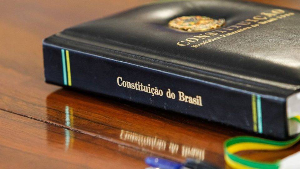 Poderes: entre a Constituição cidadã e a insegurança jurídica