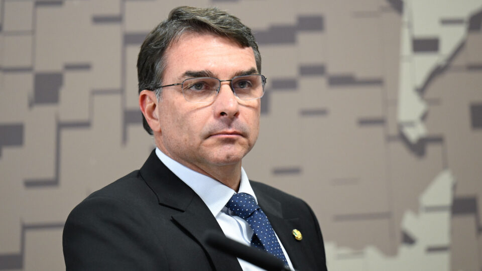 Flávio se reúne com Moraes para pedir prisão domiciliar de Bolsonaro