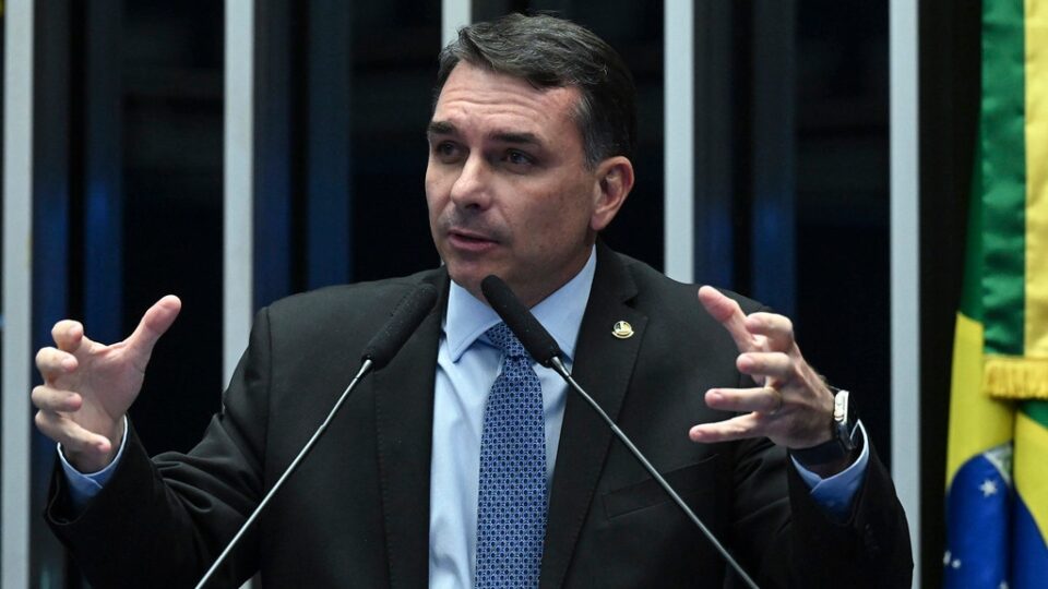 Decisão de Moraes é contraditória ao permitir prisão domiciliar temporária a Bolsonaro, diz Flávio
