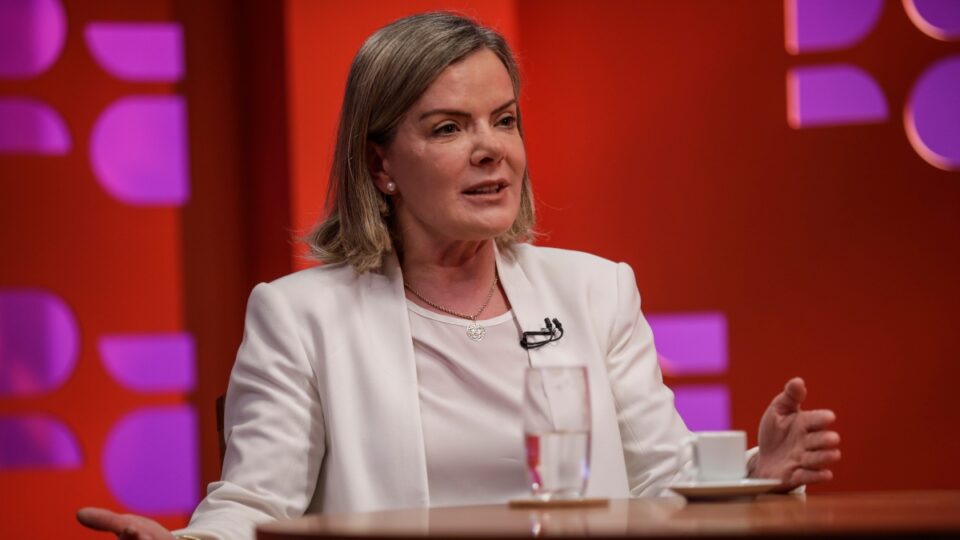 Gleisi Hoffmann prevê que Caiado permanecerá na “periferia” em eleição polarizada