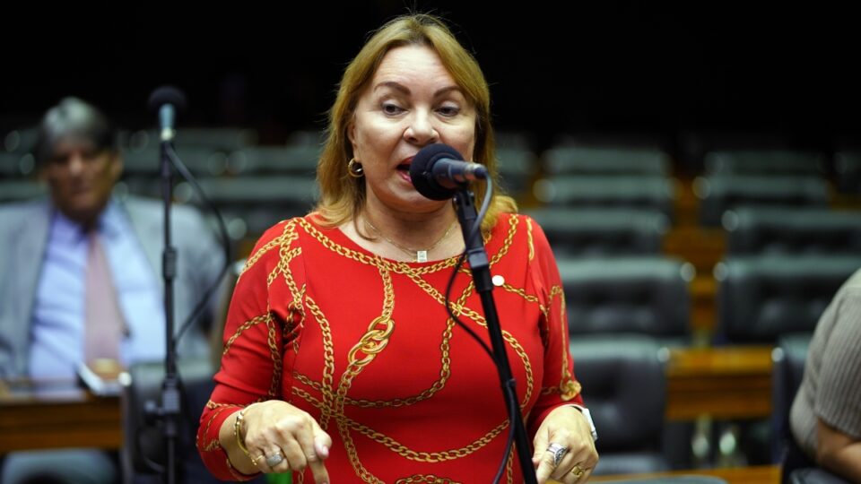 Deputada do CE recebe tornozeleira da PF por suspeita de fraude no INSS