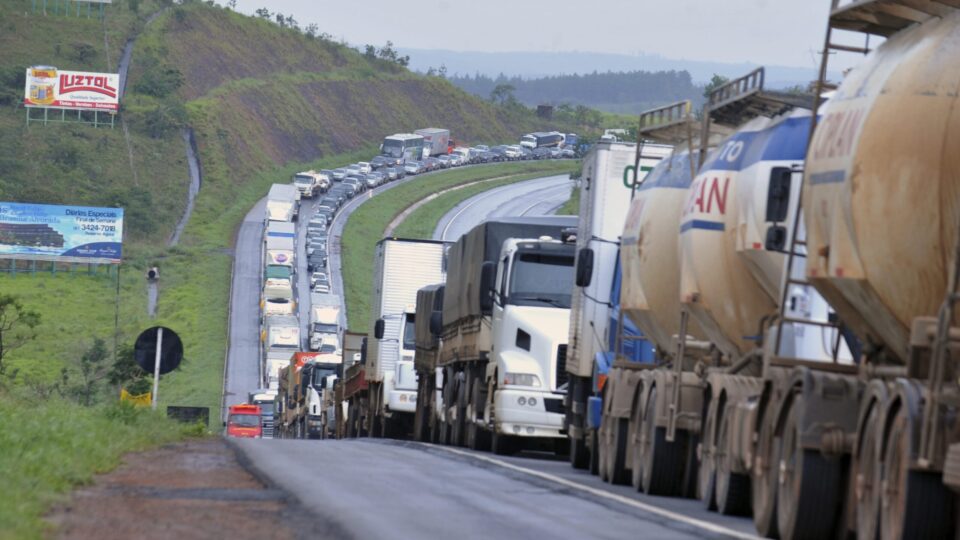 Por que os caminhoneiros ameaçam uma nova greve nacional?