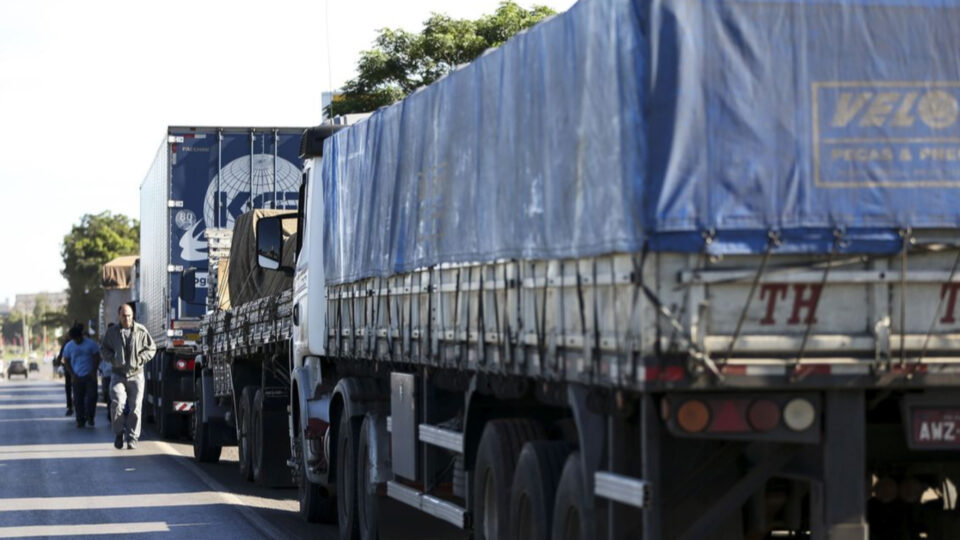 Caminhoneiros de todo o Brasil decidem nesta tarde se entram em greve