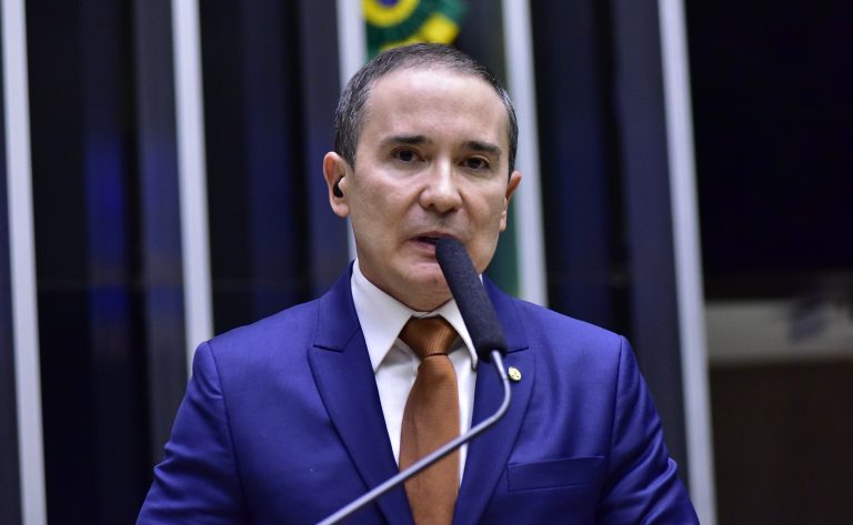 Projeto proíbe cobrança de juros e multas em contas atrasadas de serviços essenciais