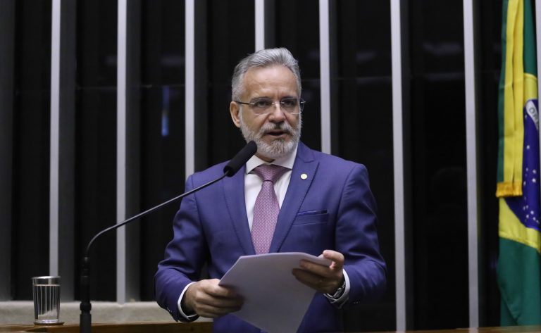 Projeto cria sistema de alerta para pais e proíbe técnicas para incentivar vício em aplicativos