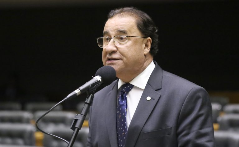 Projeto proíbe ‘overbooking’ e cria indenização extra além do reembolso da passagem