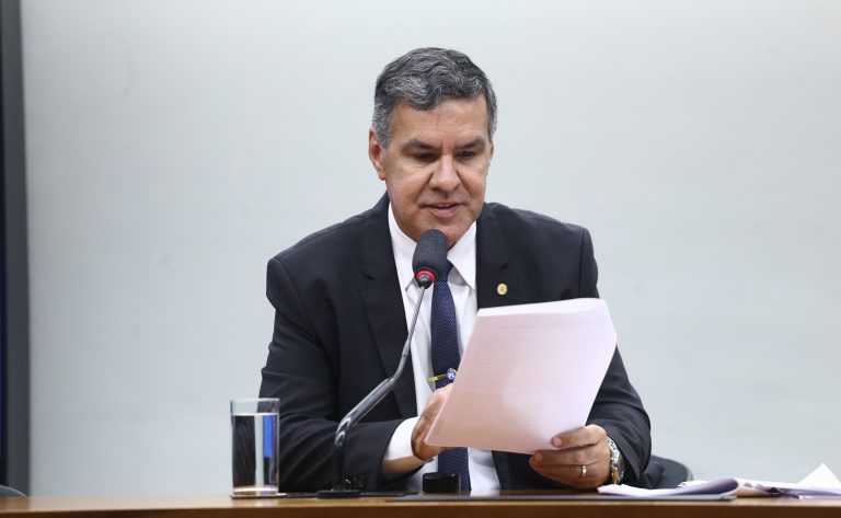 Projeto proíbe compra de alimentos ultraprocessados pelo governo, com exceção para festas