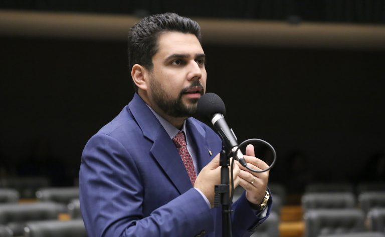 Câmara aprova urgência para projeto que destina milhas de viagens oficiais a atletas e estudantes