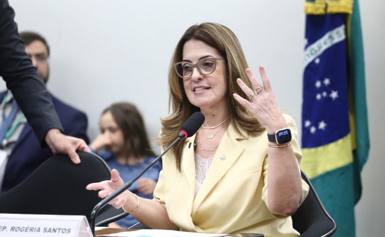 Comissão aprova regras para profissional de saúde notificar conselho tutelar sobre maus‑tratos contra criança
