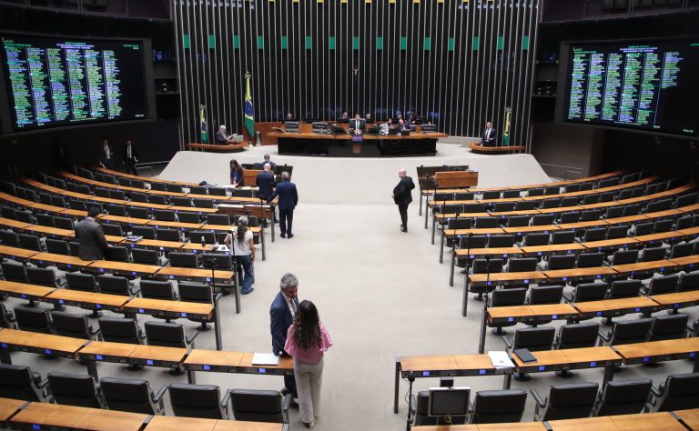 Deputados analisam pedidos de urgência para projetos de lei; acompanhe