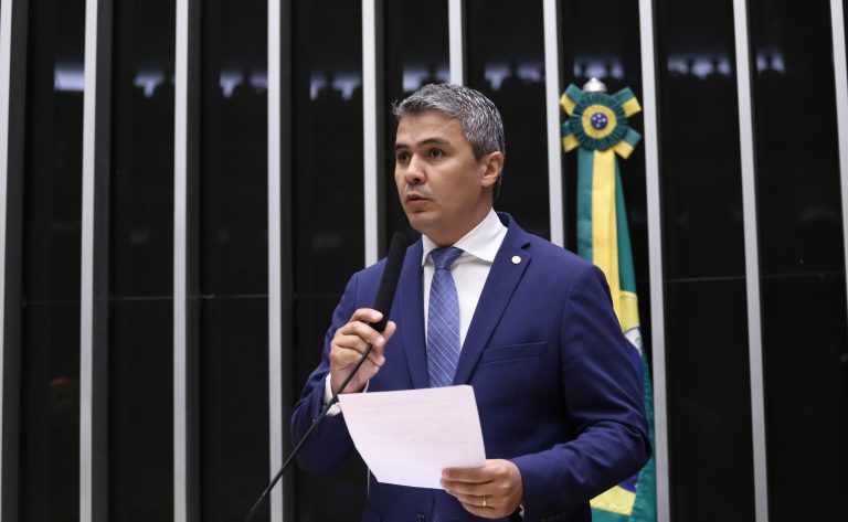 Comissão aprova projeto que dá prazo para renovação da CNH de condutor que estava fora do país