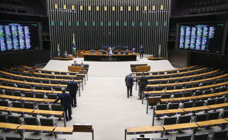 Câmara aprova urgência para projeto que autoriza internação compulsória de adolescentes usuários de drogas