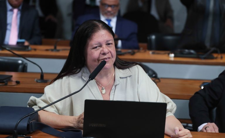 Comissão aprova isenção da taxa de passaporte para estudante de família de baixa renda