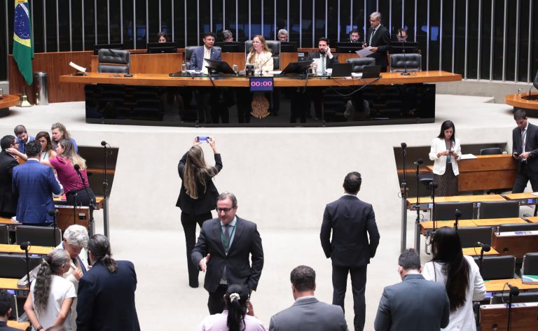 Câmara aprova projeto que cria o Dia Nacional das Mulheres na Construção Civil