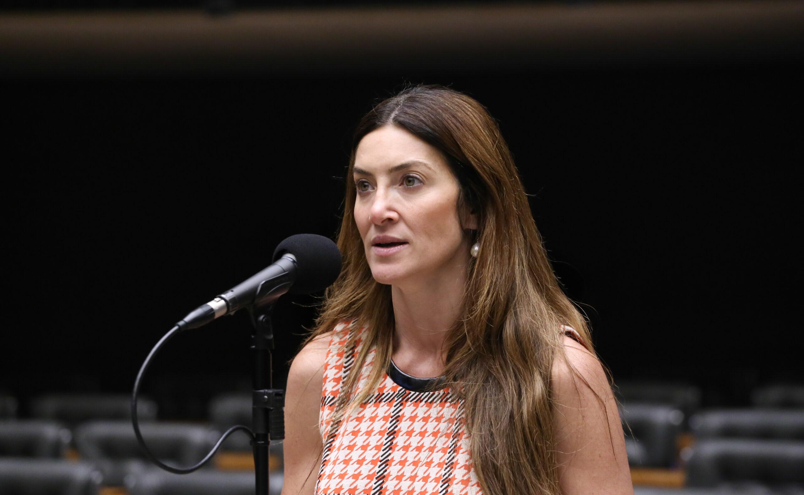 Relatora comemora aprovação de política de assistência jurídica a vítimas vulneráveis; ouça a entrevista