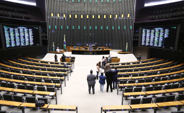 Câmara analisa pedidos de urgência para projetos de lei; acompanhe