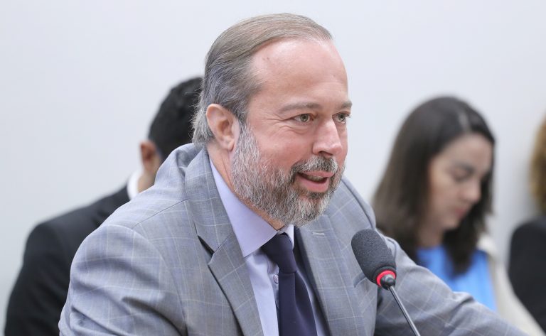 Ministro diz que diretrizes do leilão de armazenamento de energia serão anunciadas em abril