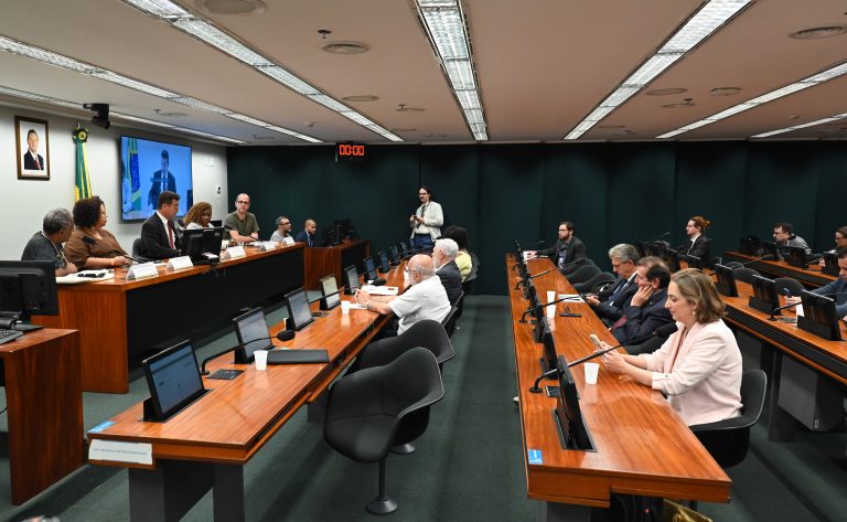Debatedores apontam moradia como base de outros direitos e alertam para avanço das favelas