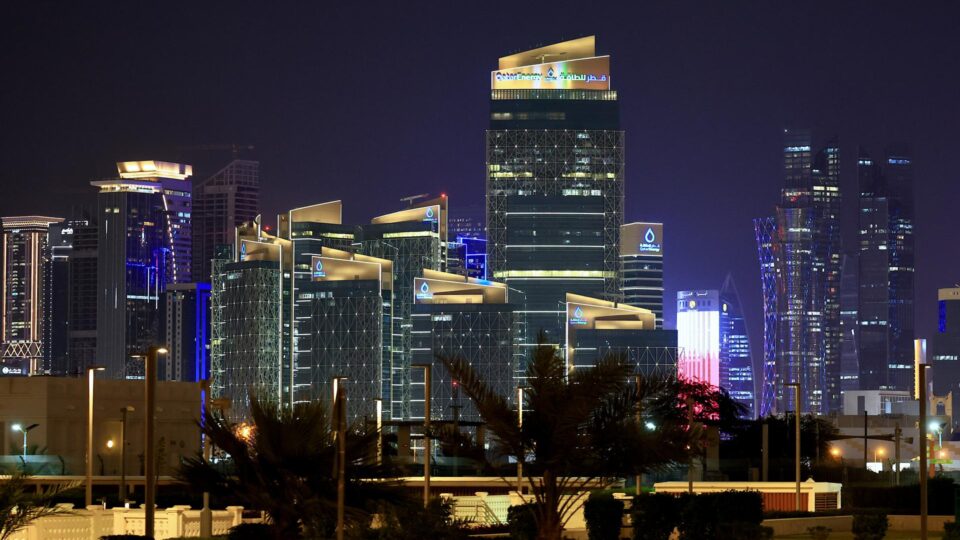 Ataque do Irã atinge maior polo de gás do mundo no Catar e depósito de combustível na Arábia Saudita