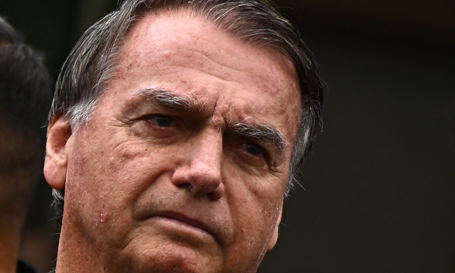Bolsonaro tem leve melhora e pode sair da UTI até o final da semana