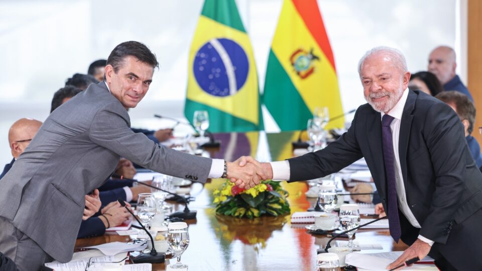 Lula e presidente de direita da Bolívia assinam acordos de segurança