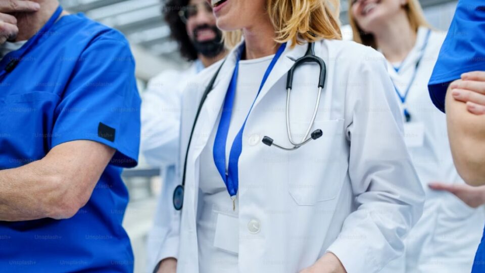 Governo pune 57 cursos de medicina por nota baixa no Enamed; quatro são federais