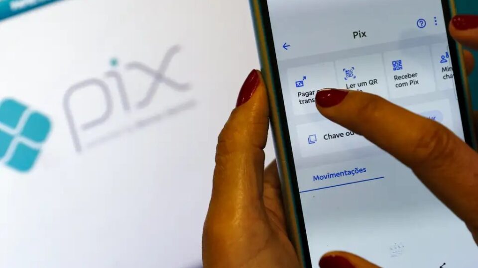 Banco é multado em R$ 1 milhão por manter “nome morto” de cliente trans em chave Pix