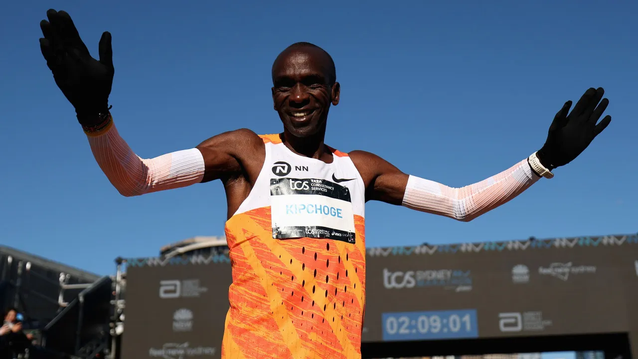 Em turnê de ‘conexão com os fãs’, bicampeão olímpico Eliud Kipchoge correrá maratona de Porto Alegre