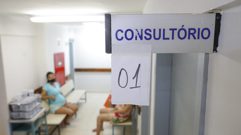 Por que o projeto que criminaliza médicos por violência obstétrica gera polêmica?