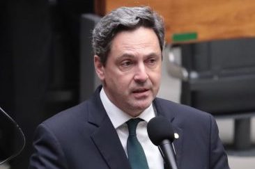 Projeto proíbe entrada e residência de estrangeiros sem documentação no Brasil