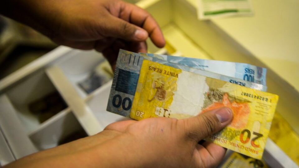 Inflação de fevereiro sobe além do esperado com aumento de custos de educação e transportes