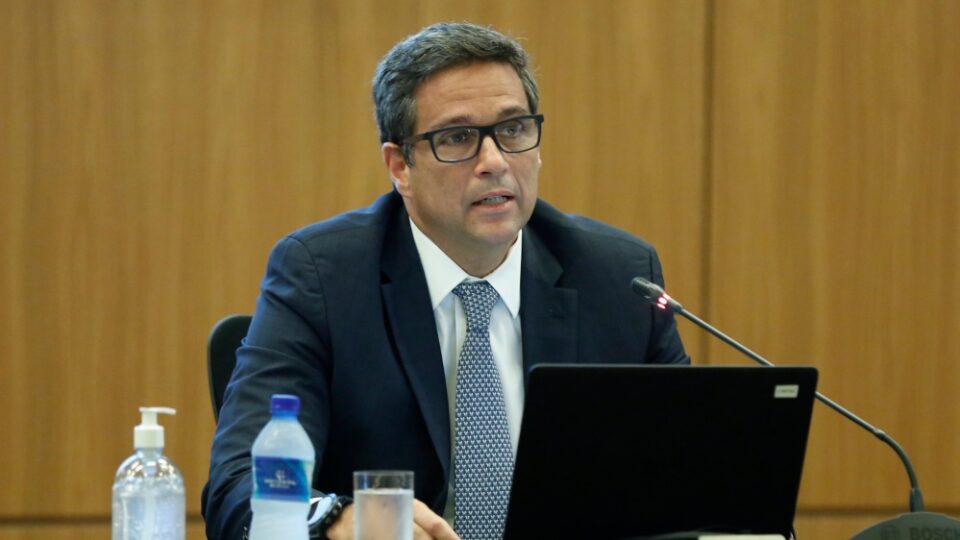 Campos Neto falta novamente a depoimento e comissão aprova convocação obrigatória