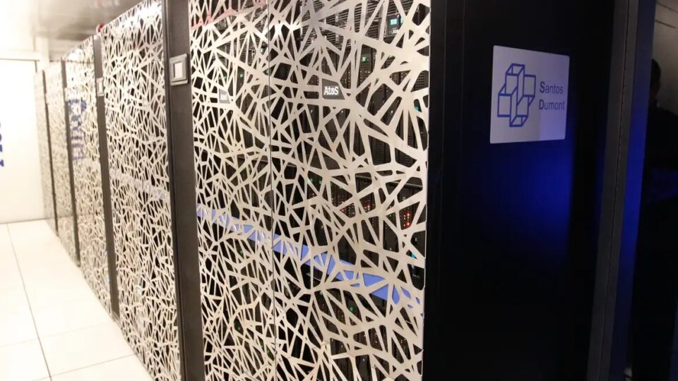 Compra de supercomputador para plano estatal de IA atrasa por falta de infraestrutura