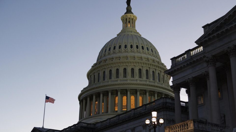 Trump obtém duas vitórias no Congresso dos EUA para continuar guerra contra o Irã
