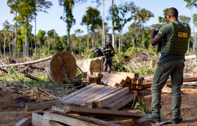 Sema apreende máquinas e aplica multa de R$ 200 mil por extração ilegal em Colniza
