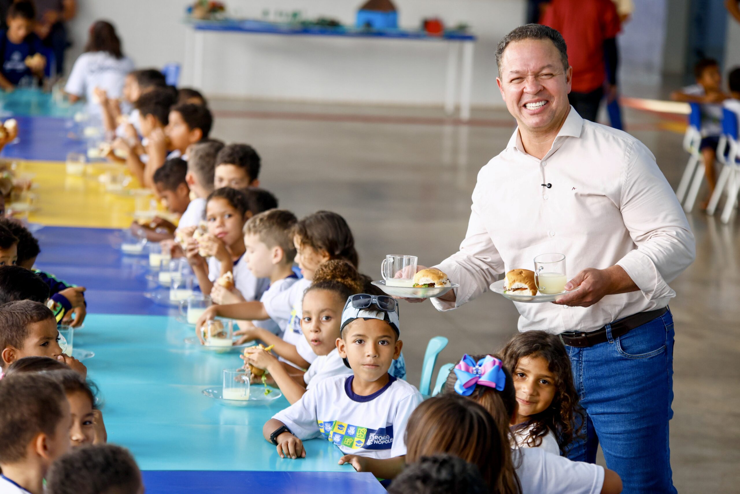 DIA DE HAMBÚRGUER Rondonópolis inova com dia de lanche especial na merenda escolar Publicado em 10/04/26 às 18:43 SEMECEL