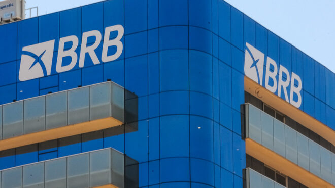 Agência rebaixa nota do BRB e alerta para risco de calote do banco