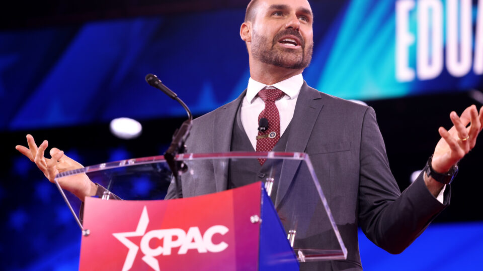 Eduardo Bolsonaro desafia Moraes a intimá-lo por vídeo no CPAC