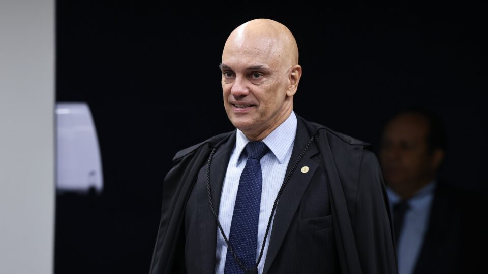 Moraes manda PF investigar Flávio Bolsonaro por postagem contra Lula