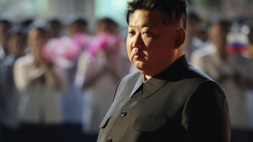 Coreia do Norte testa mísseis com bomba de fragmentação e revela arma eletromagnética
