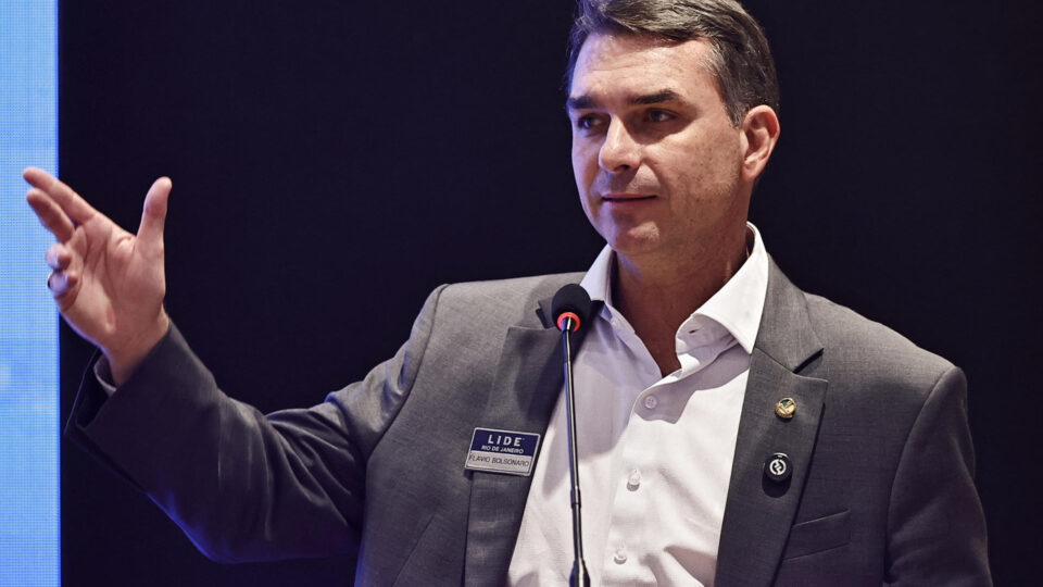“Colônia da China”: Flávio Bolsonaro critica Lula por afastar os EUA e defende nova política para o Brasil