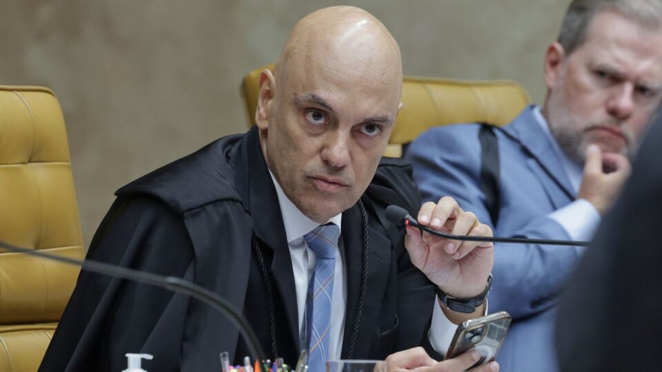 Ex-assessor de Trump reage a relatório que acusa Moraes de censura: “cerco está se fechando”