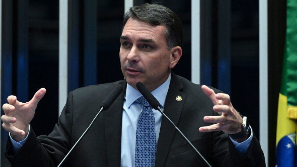Flávio diz que Bolsonaro, aliados e “perseguidos” subirão a rampa se vencer eleição