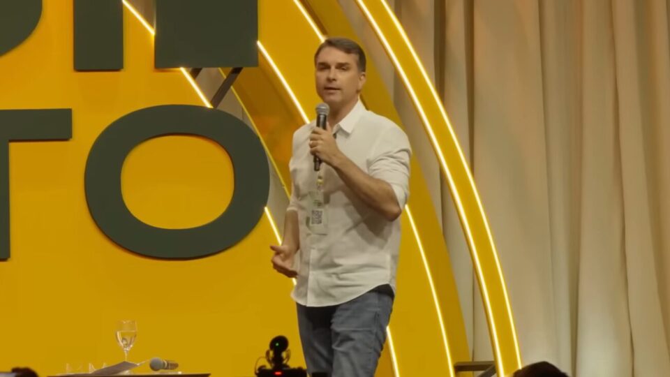 Flávio promete revisar reforma tributária e defende impeachment de ministros do STF