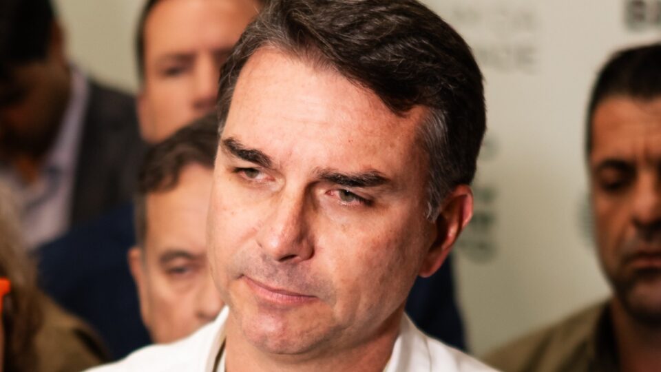 Flávio Bolsonaro culpa Lula por juros altos e endividamento recorde de famílias