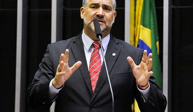 Lula troca liderança na Câmara; aposta em Pimenta visa destravar agenda