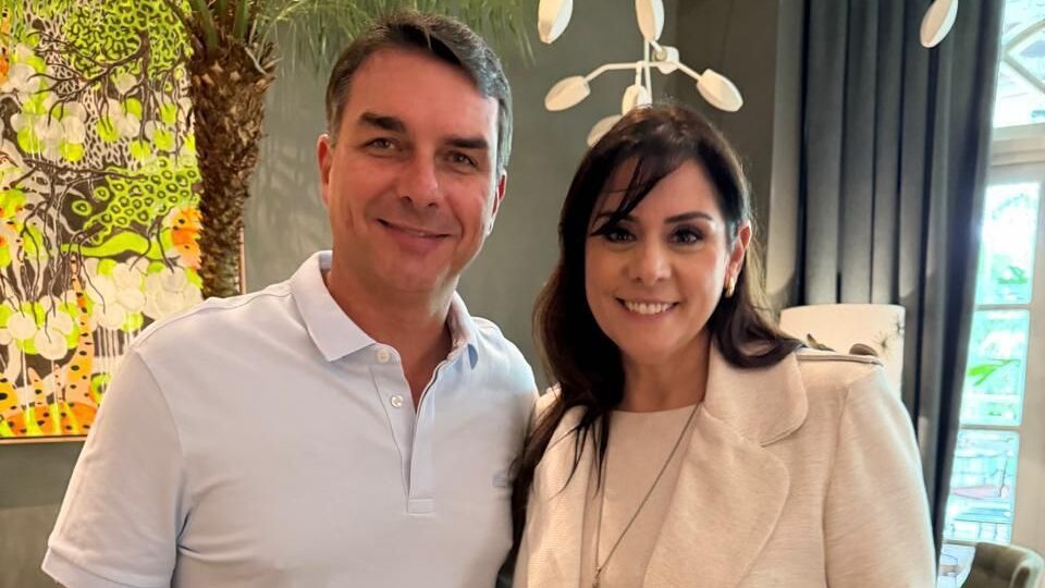Quem é a deputada católica cotada como vice de Flávio Bolsonaro