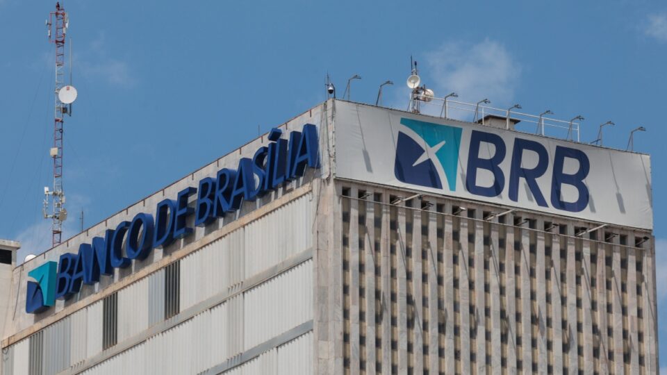 Governadora do DF afasta 12 diretores do BRB ligados à gestão que tentou comprar Master